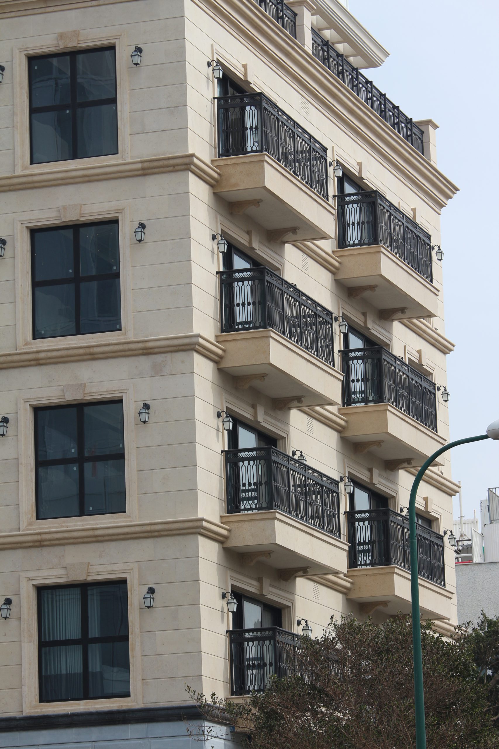 התקנה של מעקות למרפסות בבניין מגורים