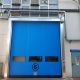 דלת מהירה עם חלונות בצבע כחול לפתח גדול וגבוהה במיוחד