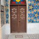 דלת כניסה בסגנון מרוקאי - צבע חום ותוספת זכוכית וסורג
