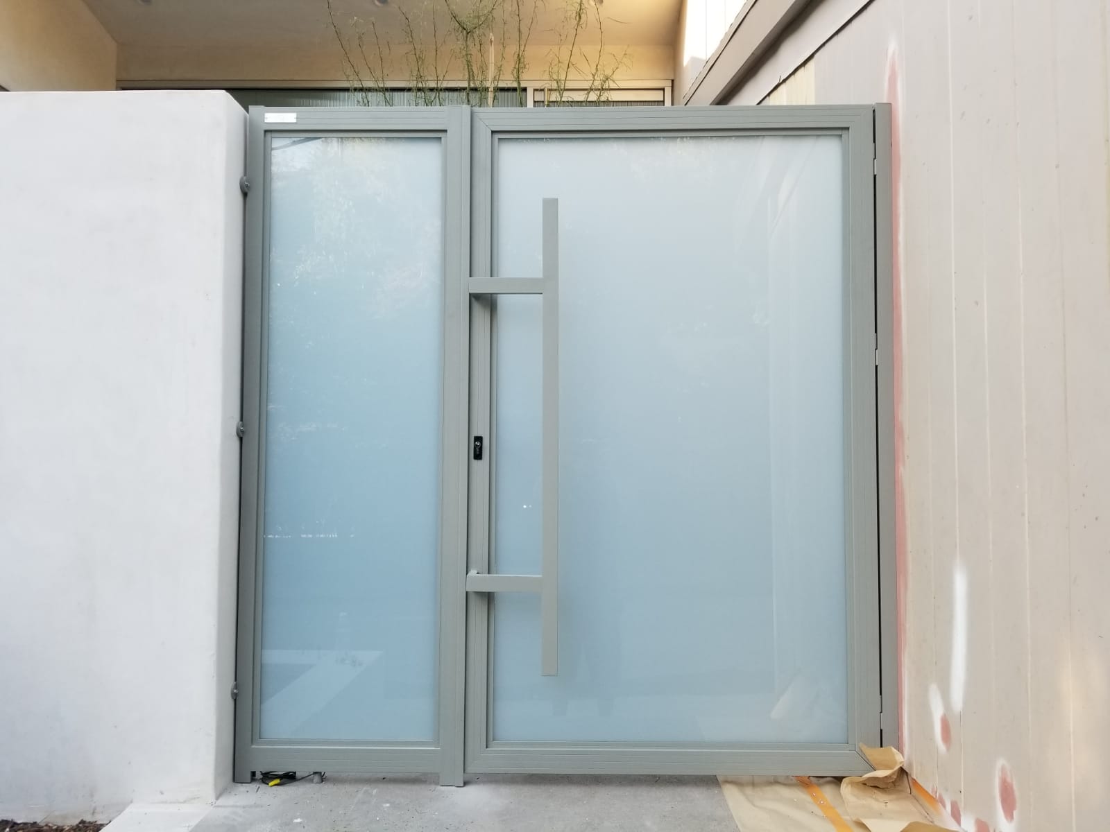 דלת זכוכית במסגרת פרופיל אלומיניום בגוון אפור