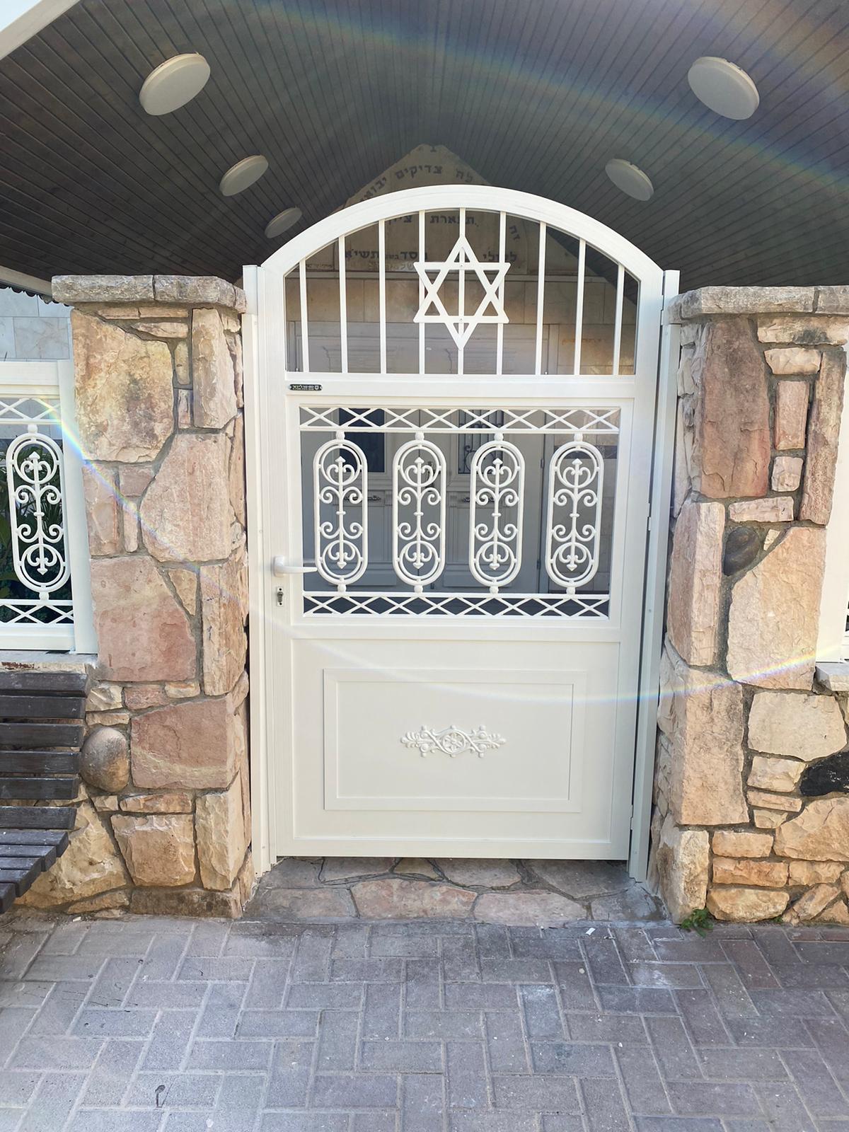 שערים מיוחדים לבית כנסת - שער כניסה
